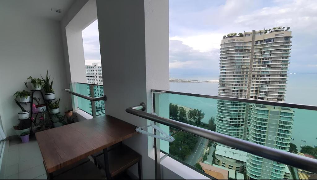 d'un balcon avec une table et une vue sur un bâtiment. dans l'établissement Mansion One Seaview 4-7pax by PerfectSweetHome, à George Town