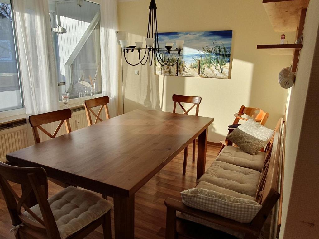 a dining room with a wooden table and chairs at Ferienwohnung Sonne und Meer in Ulstrupfeld