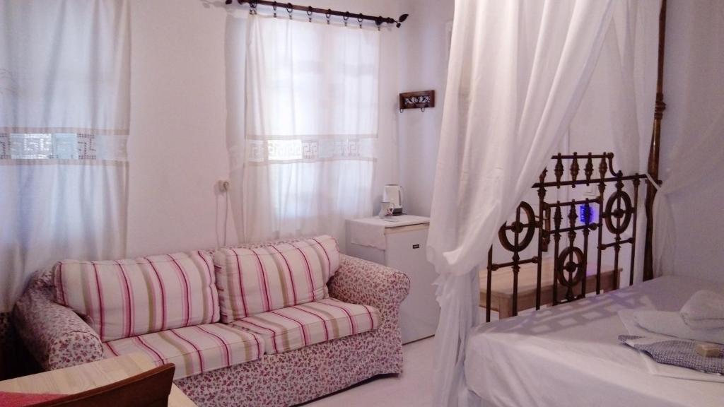 Кровать или кровати в номере ZACHAROULA ROOMS 2