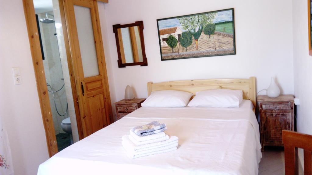 Кровать или кровати в номере ZACHAROULA ROOMS 2