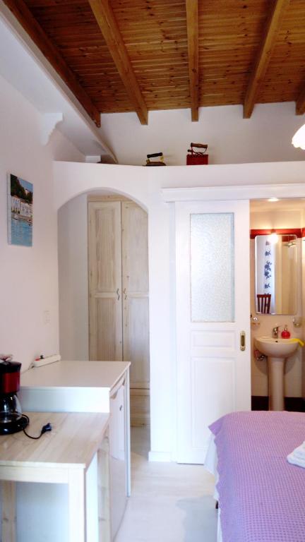 Кровать или кровати в номере ZACHAROULA ROOMS 2