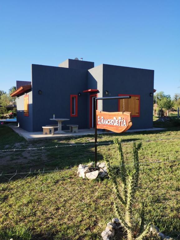 een huis met een bord ervoor bij EL RANCHO DE PIA in Merlo