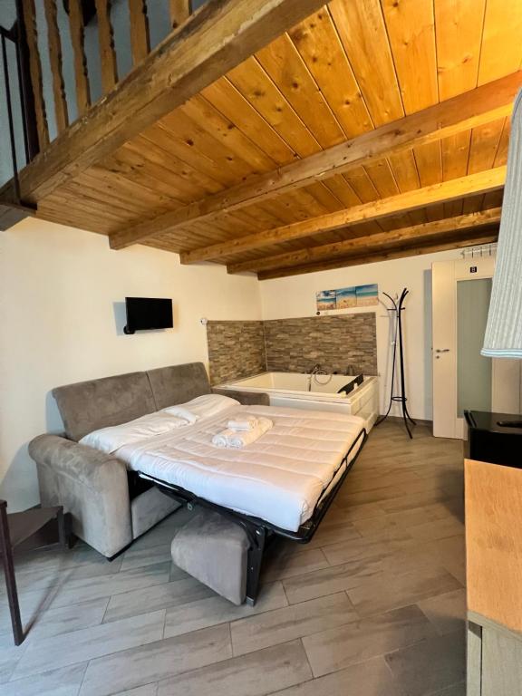 Ponte di chiaia في نابولي: غرفة نوم كبيرة مع سرير وأريكة