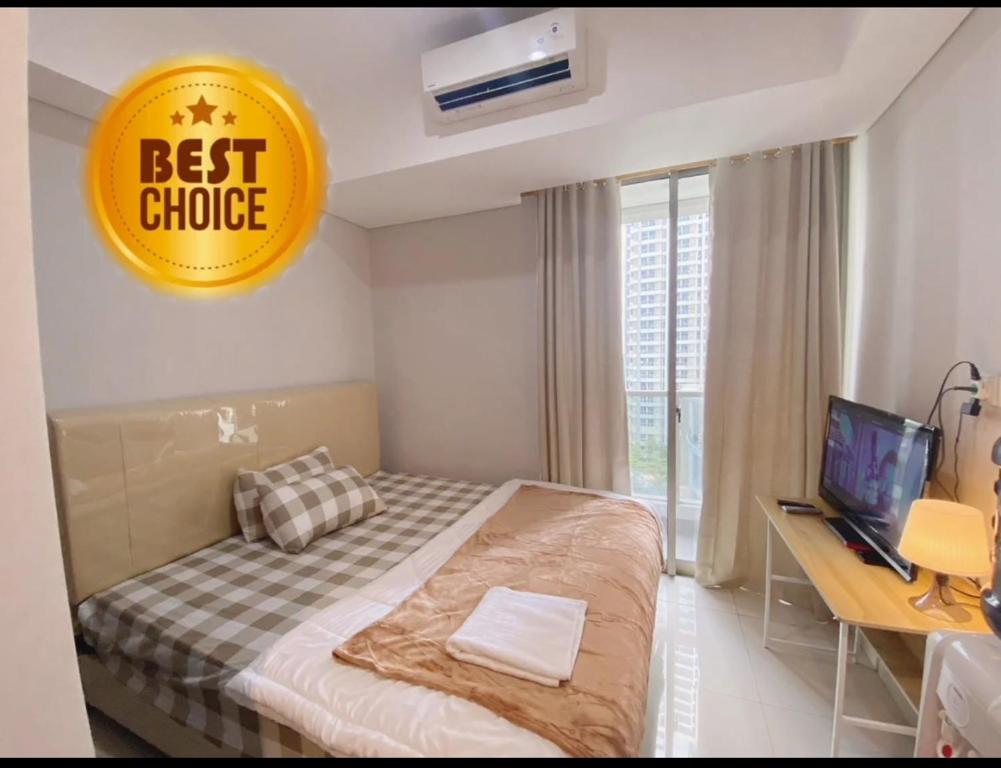 um quarto com uma cama com uma placa de melhor escolha na parede em Miky Studio em Jakarta