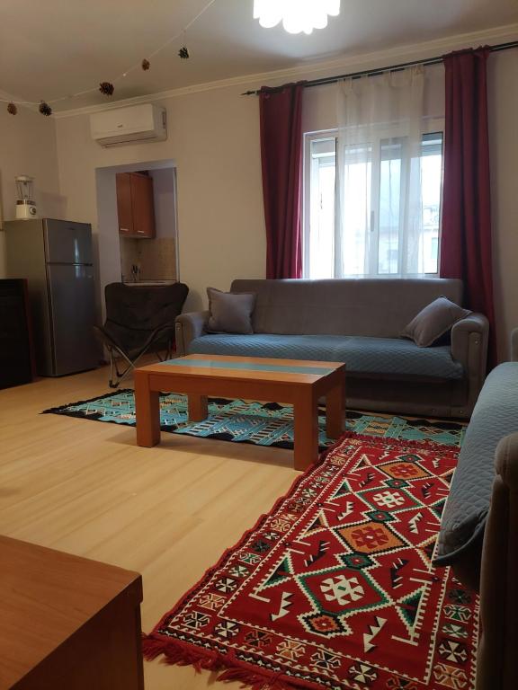 een woonkamer met een bank en een salontafel bij Myslym Shyri lovely top apartment in Tirana