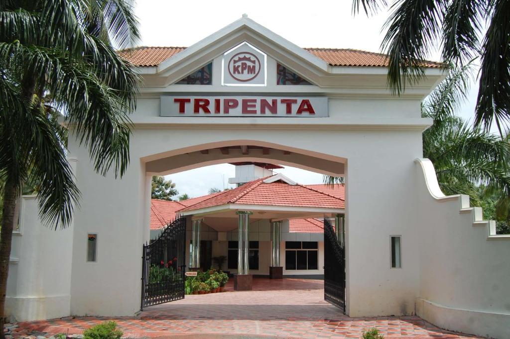 een hotelingang met een bord met tririda bij Hotel KPM Tripenta in Palakkad