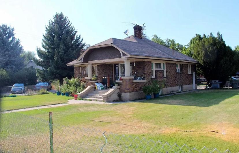 una casa de ladrillo con porche y patio en SPEND COZY MEMORIES IN THIS CHARMING HOME, en American Fork