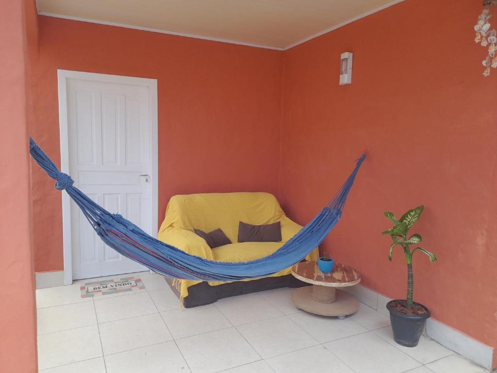 una hamaca en la esquina de una habitación en Casa na praia da Cachoeira en Florianópolis