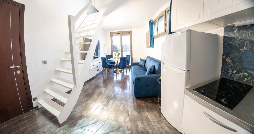 een woonkamer met een trap en een koelkast bij Élégant 2 pièces proche de Paris et Disneyland in Neuilly-sur-Marne