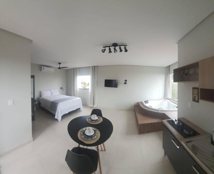 una camera con letto e tavolo di Flat Safira com hidro - Chapada dos Veadeiros a Alto Paraíso de Goiás