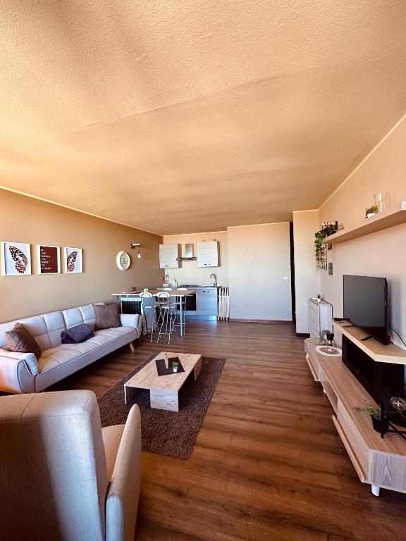 a living room with a couch and a table at Rifugio con vista Montagna e Accesso Diretto Alle Piste in San Massimo