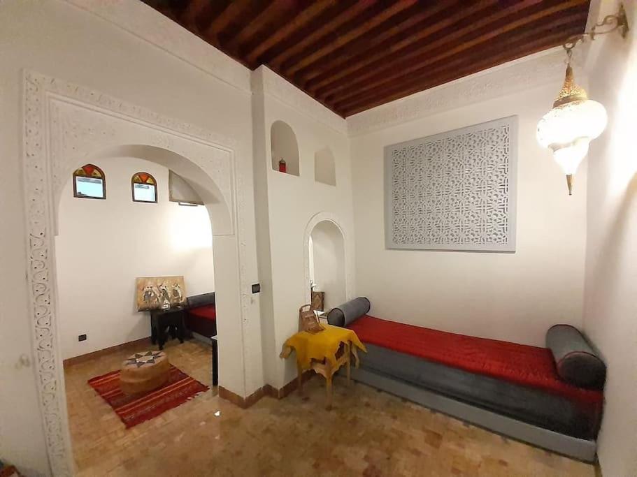 uma sala de estar com um banco vermelho num quarto em Entire Private House in Fez Medina! em Fez