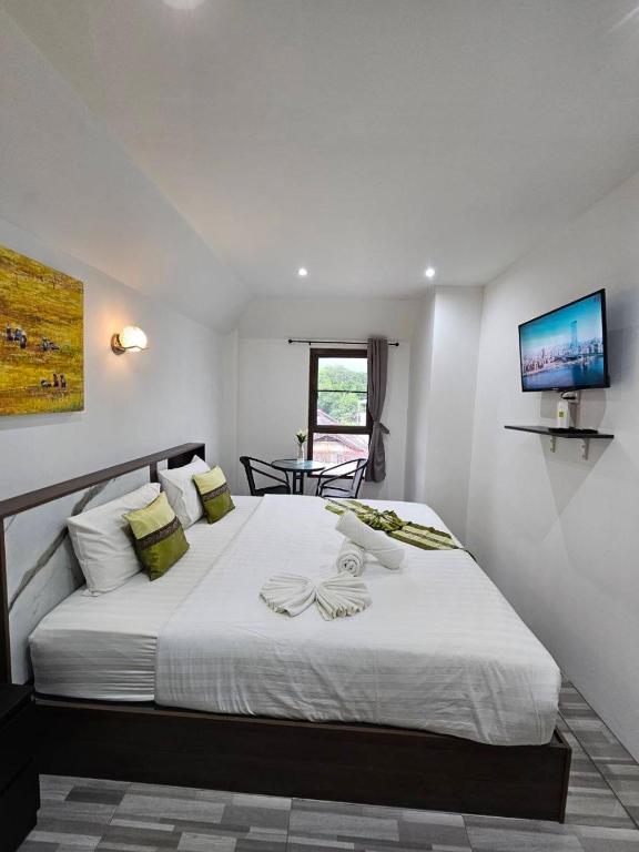 Postel nebo postele na pokoji v ubytování Samui Green Hotel