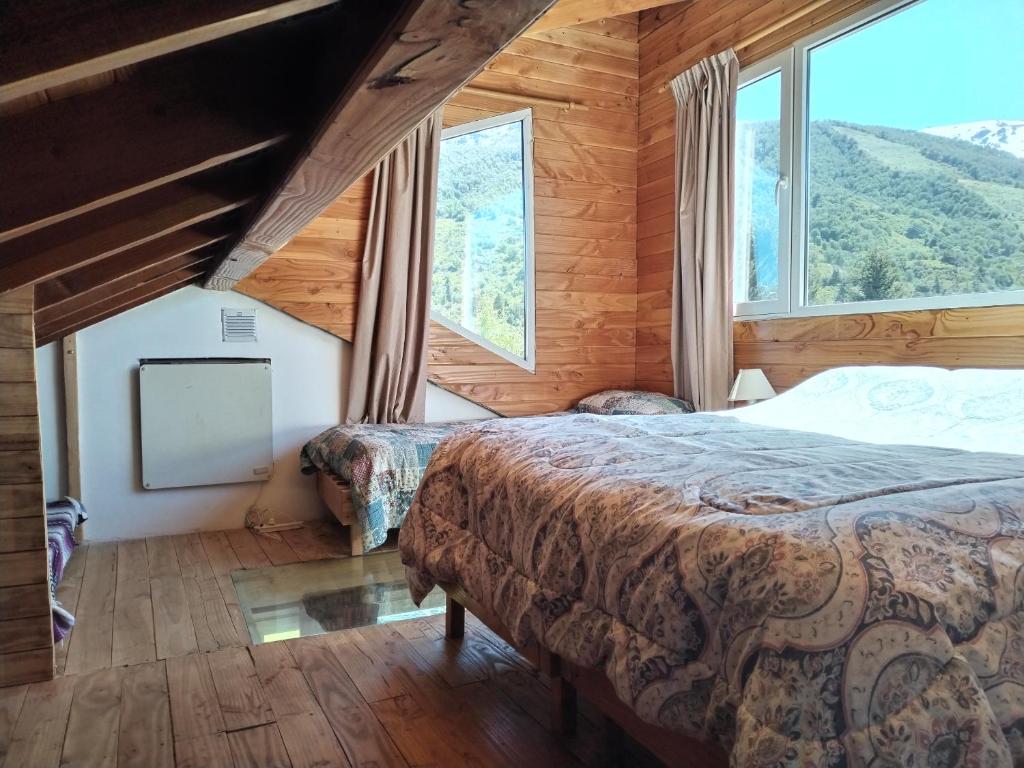 um quarto com uma cama e uma grande janela em Catedral View minimo 4 noches em San Carlos de Bariloche