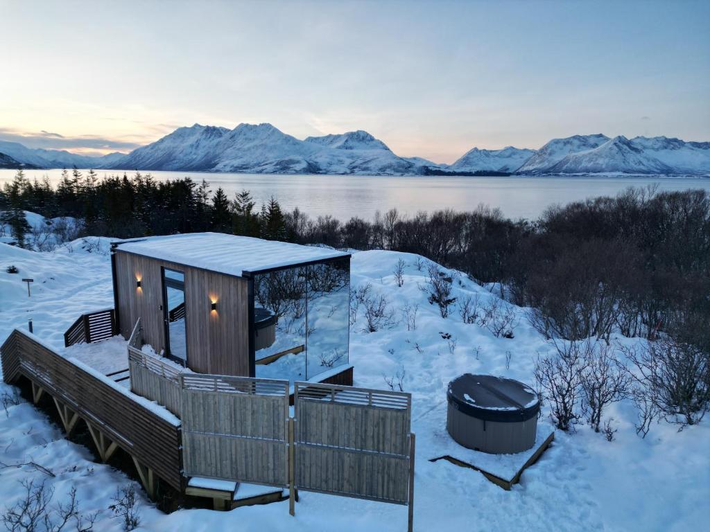 una casita en un remolque en la nieve en WonderInn Arctic, en Utstrand
