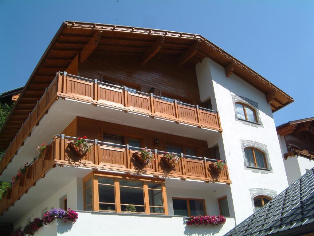 un bâtiment avec un balcon fleuri dans l'établissement Haus Paznaun, à Kappl
