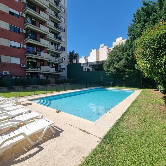 Bazén v ubytování MONROE SUITES con cochera nebo v jeho okolí