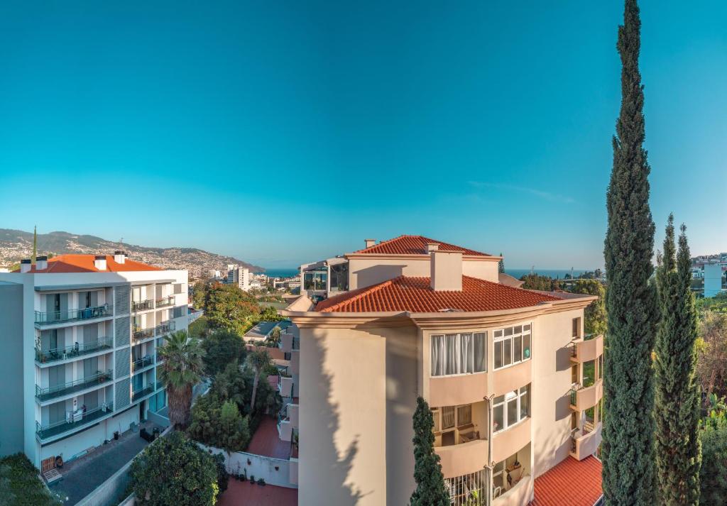 een luchtzicht op een appartementencomplex bij Barreiros Residence View in Funchal