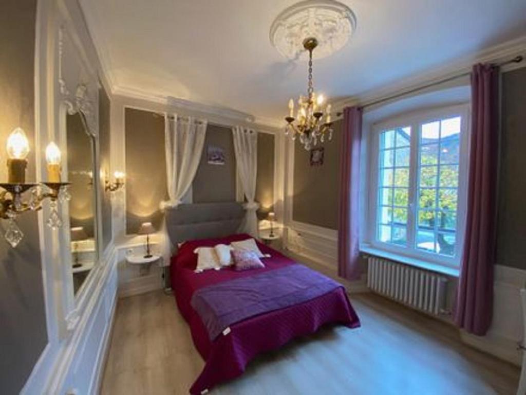 1 dormitorio con cama y ventana grande en Chambres d'Hôtes La Petite Boynarde, en Rivière-sur-Tarn