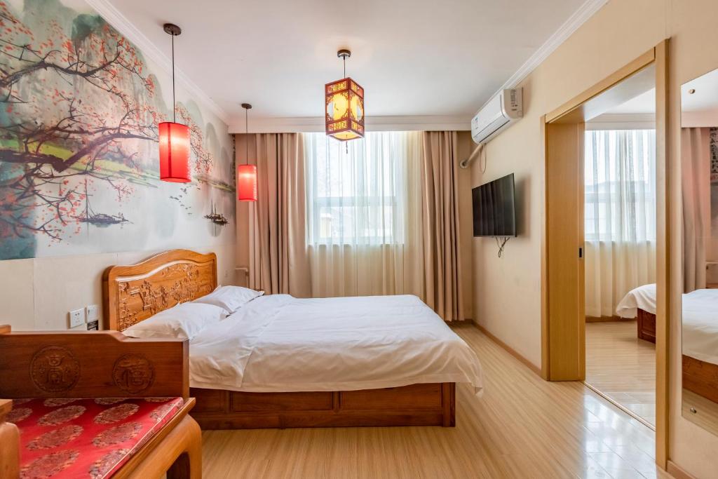 Happy Dragon Alley Hotel-In the city center with big window&free coffe laundry Fluent English speaking,Tourist attractions ticket service&food recommendation,Near Tian Anmen Forbiddencity,Near Lama temple,Easy to walk to NanluoAlley&Shichahai - Two-Bedroom Suite