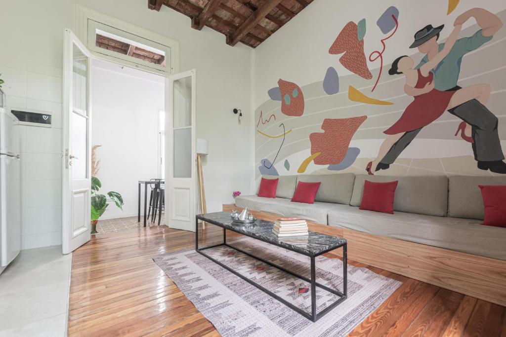 salon z kanapą i obrazem na ścianie w obiekcie Fliphaus Humahuaca 4000 - 3 Bd In Almagro w BuenosAires