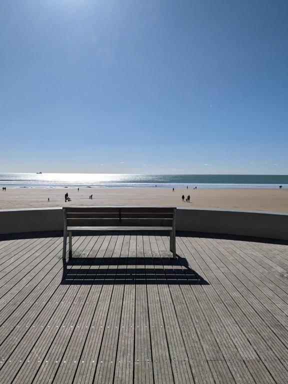 un banc installé sur une promenade à la plage dans l'établissement Très belle Maison avec patio proche de la MER !, à Les Sables-dʼOlonne