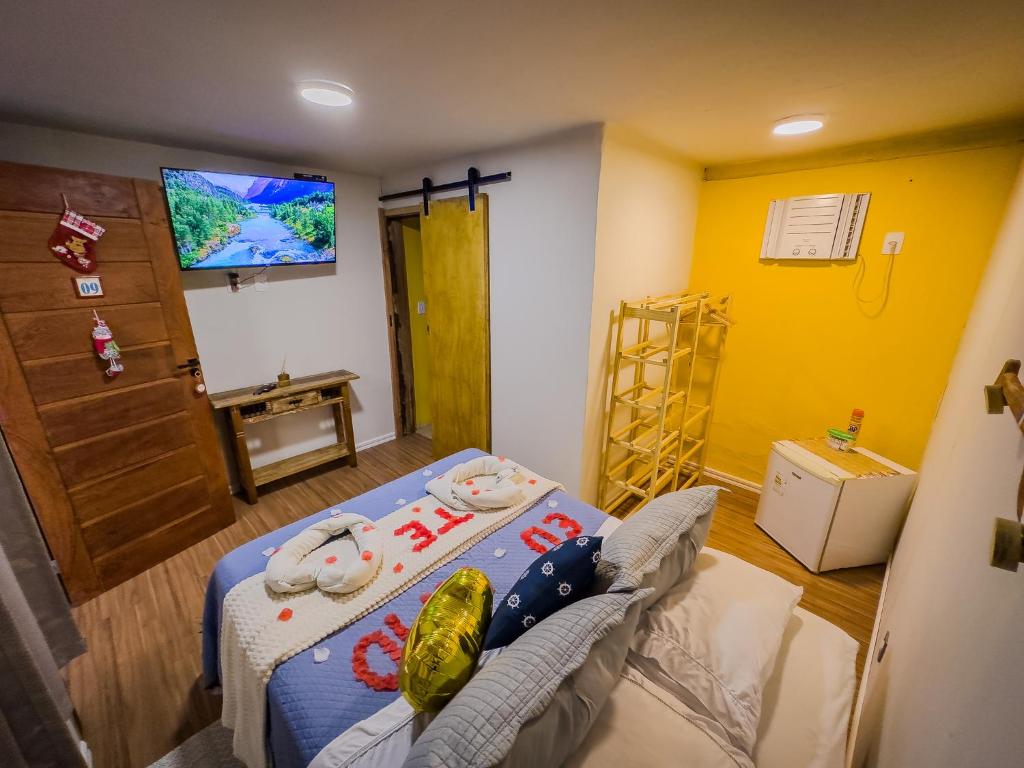 Habitación hospitalaria con cama y TV en Canoa Abraão en Ilha Grande