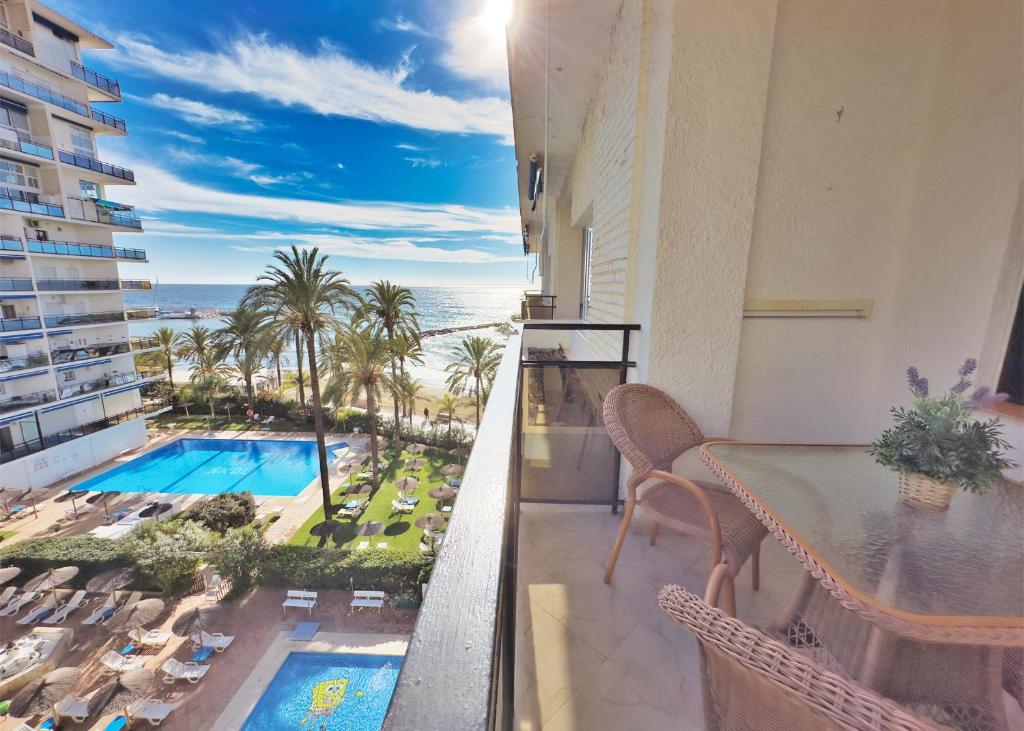 einen Balkon mit Pool- und Meerblick in der Unterkunft Skol 526 in Marbella