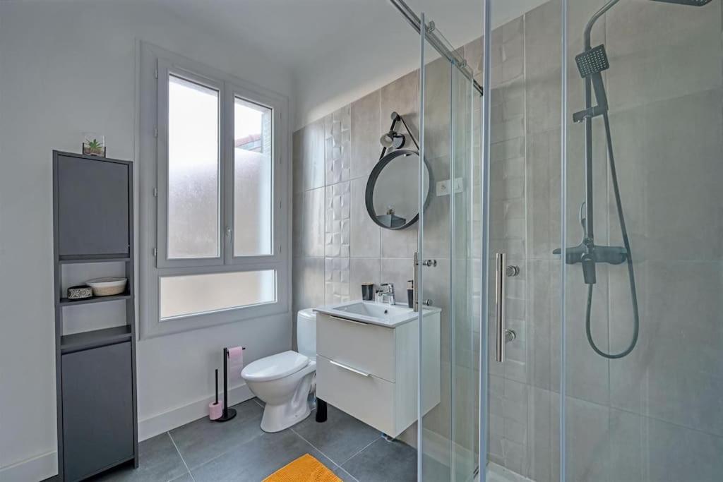 a bathroom with a shower and a toilet and a sink at The Rooftop - AC CLIM - Wi-Fi - Parking gratuit dans la rue in Avignon