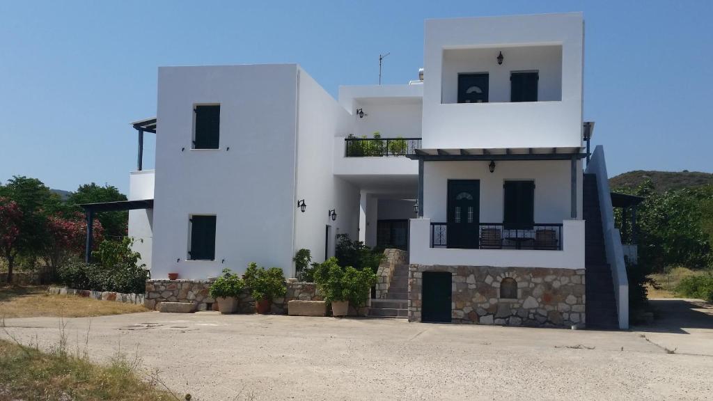 una gran casa blanca con entrada en Myrto Apartments, en Kálamos Kythira