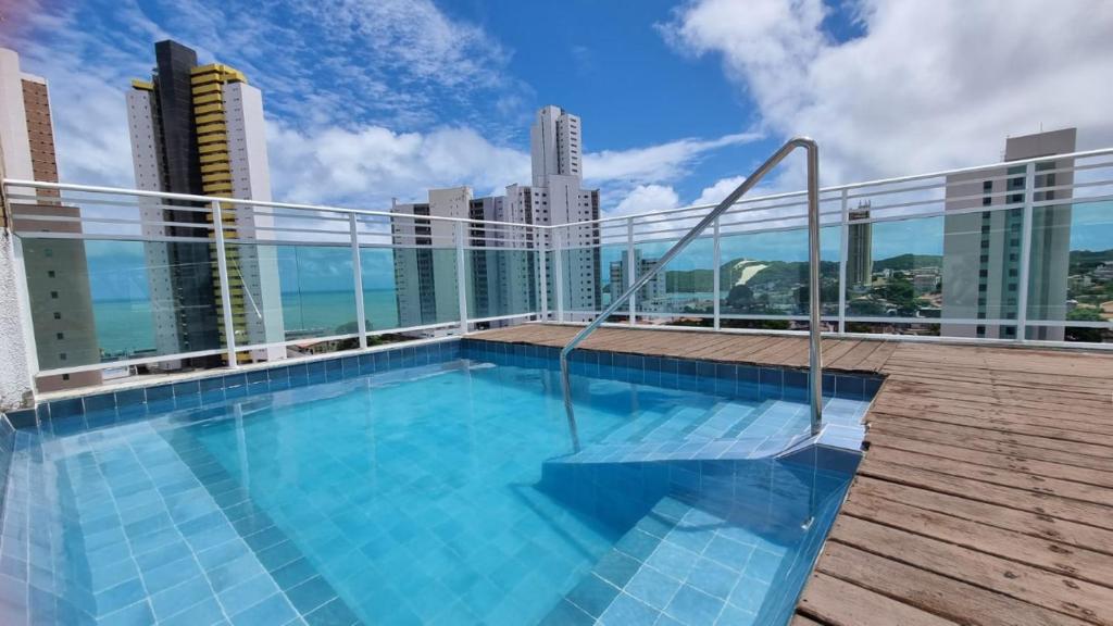una piscina en la azotea de un edificio en Sea Mar Flat, en Natal