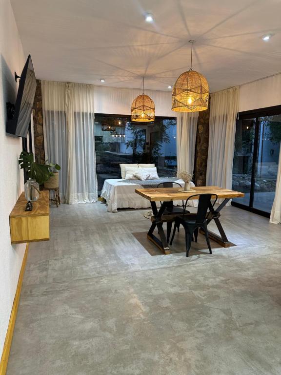 a living room with a table and a bed at Casa Simona in Las Rabonas