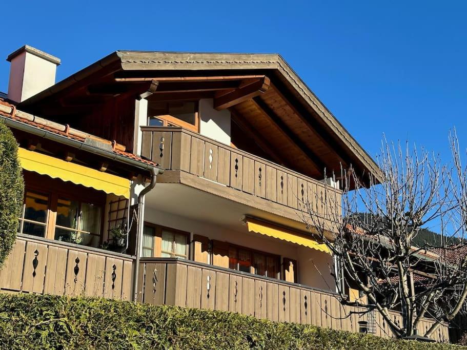 ein Haus mit einem Holzzaun davor in der Unterkunft Oberammergau, Fewo im gemütlichen Dachgeschoss in Oberammergau