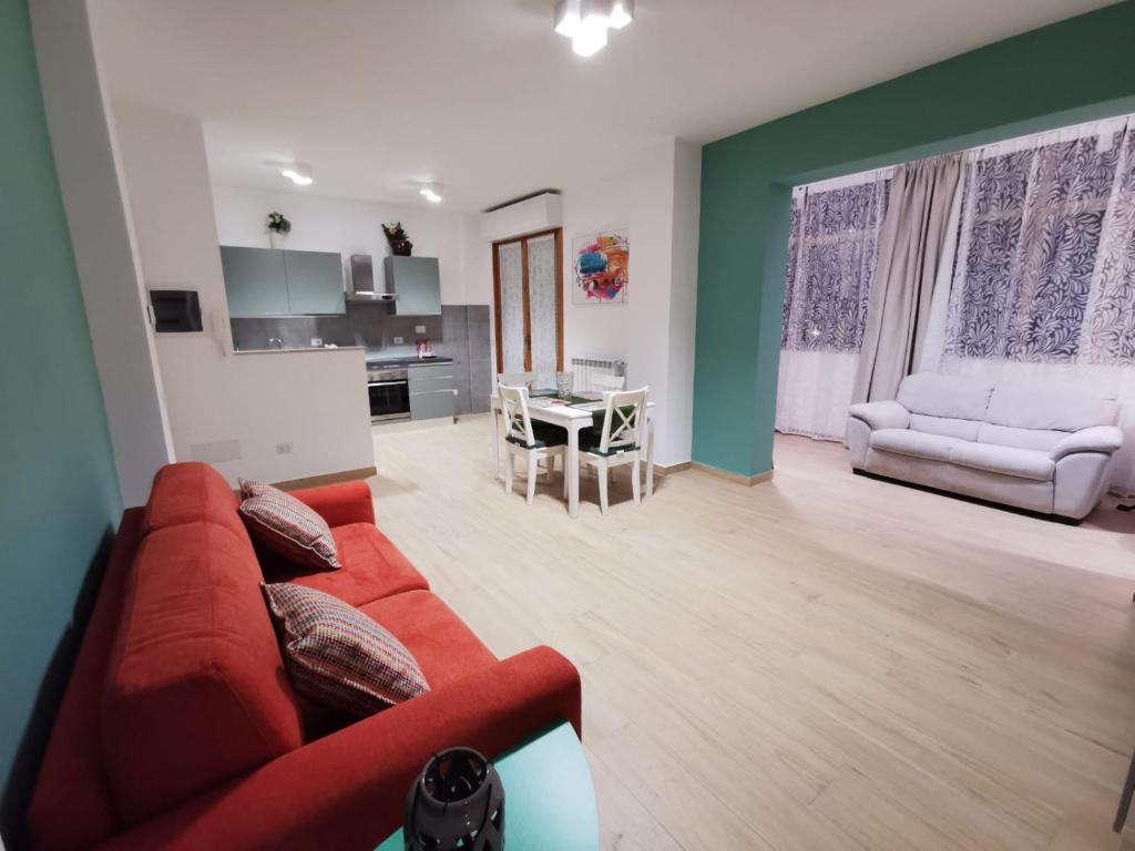 羅馬的住宿－Colour House，客厅配有红色的沙发和桌子