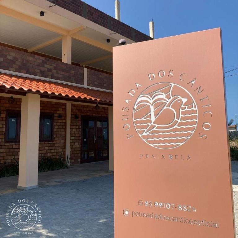 a sign for a dog clinic in front of a building at Pousada dos Cânticos in Barra