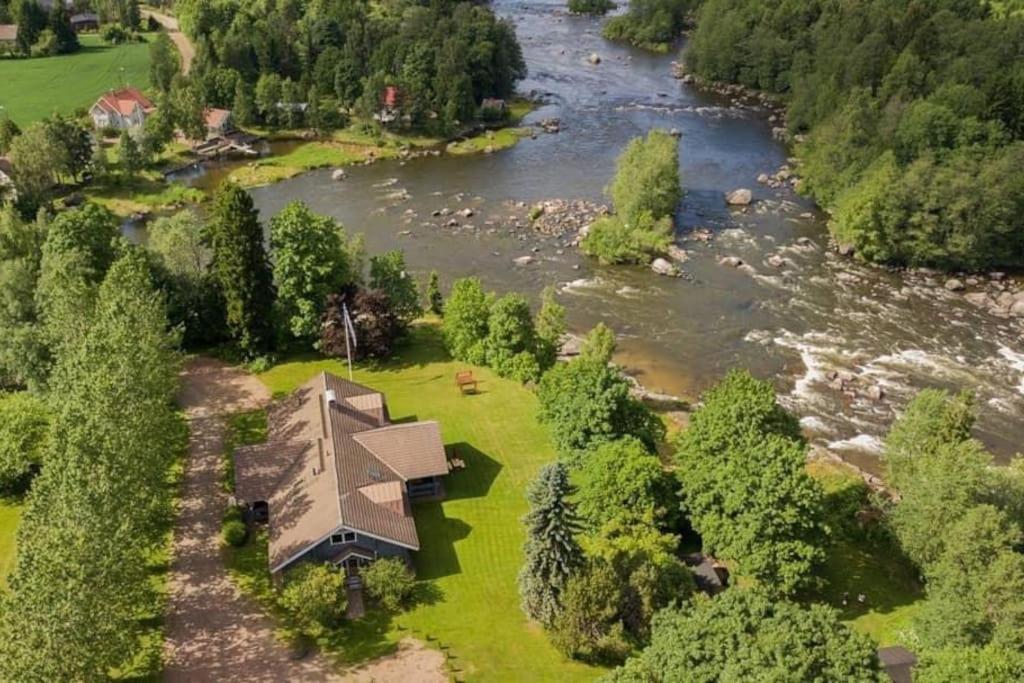 z góry widok na dom nad rzeką w obiekcie Villa Koskenäyräs - beautiful Villa beside the Kymi River and Kokonkoski rapids w mieście Kotka