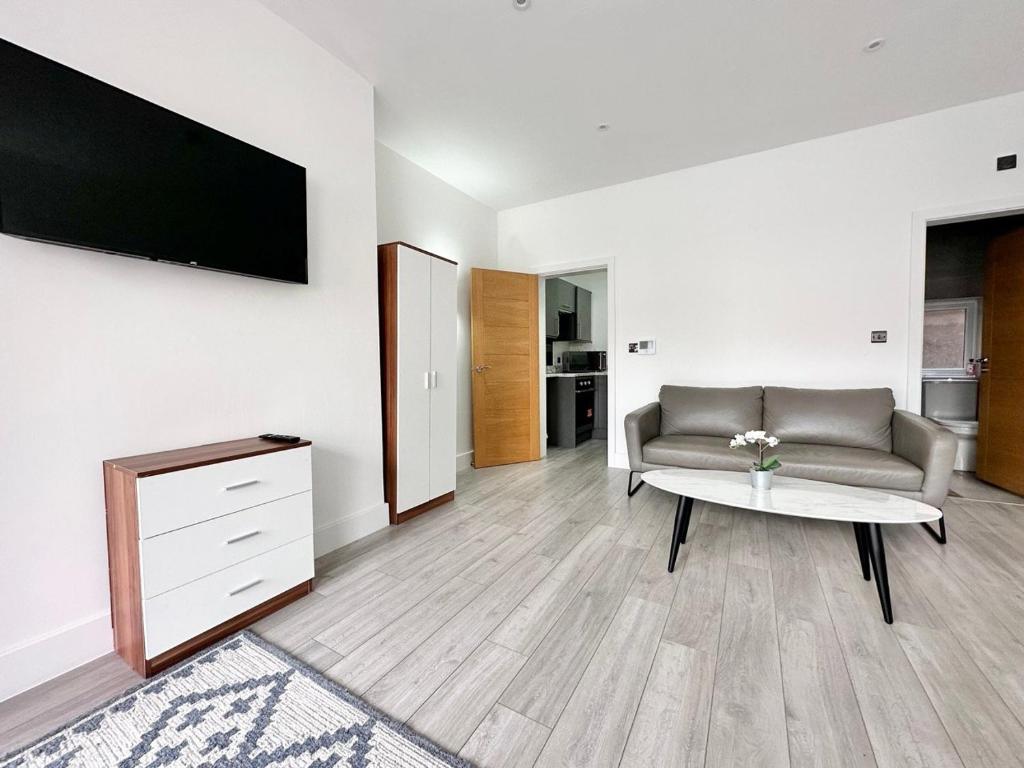 a living room with a couch and a coffee table at Cute, Stylish 1 Bedroom Leeds City Apartment in Leeds