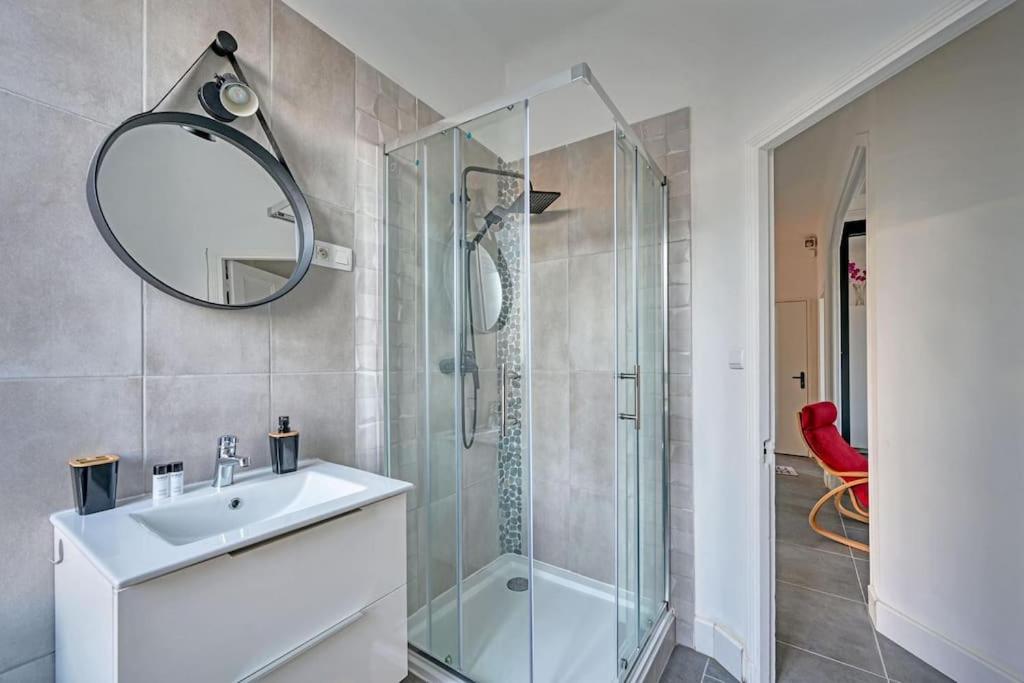 a bathroom with a shower and a sink and a mirror at The Rooftop - AC CLIM - Wi-Fi - Parking gratuit dans la rue in Avignon