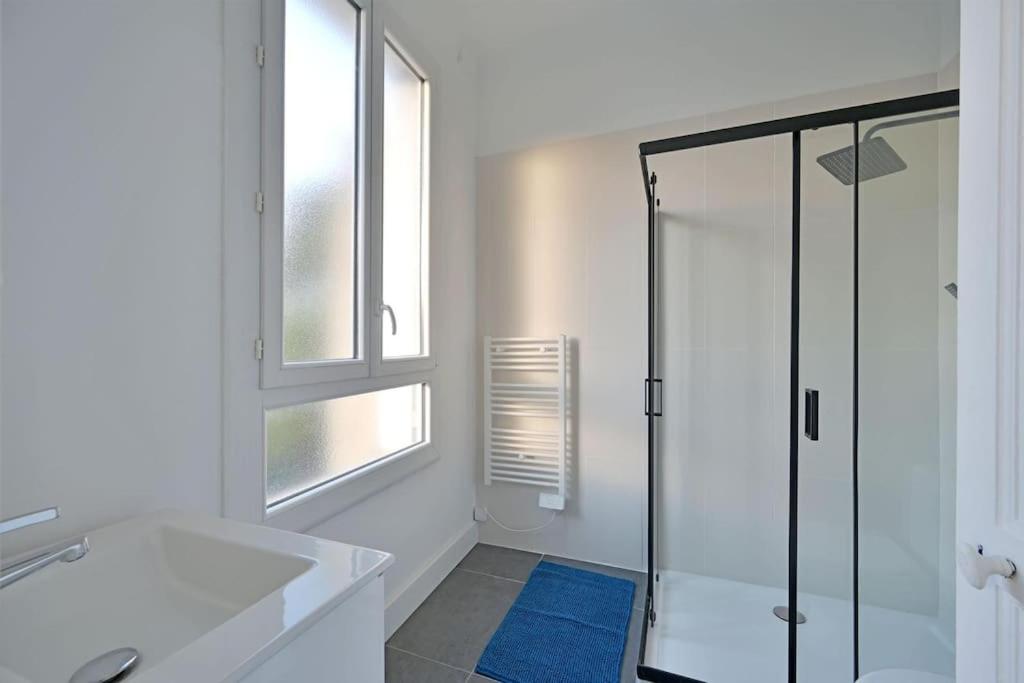 a white bathroom with a shower and a sink at The Rooftop - AC CLIM - Wi-Fi - Parking gratuit dans la rue in Avignon