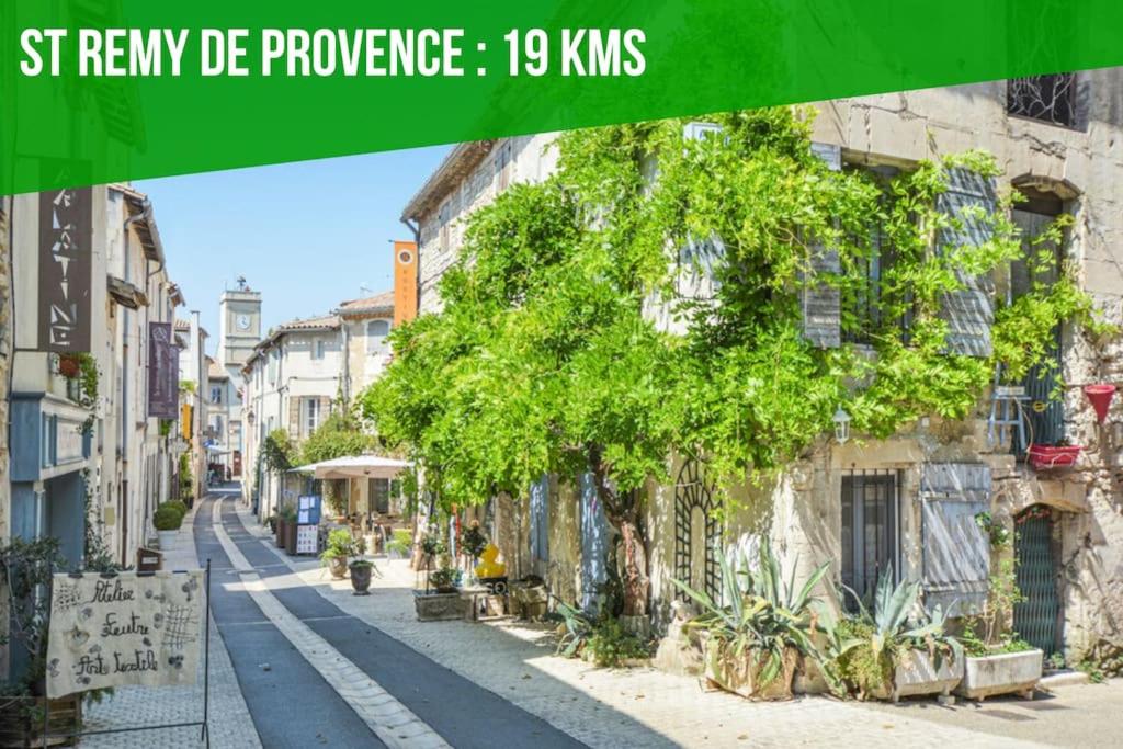 an image of a street with a green sign that reads st reynvy be at The Rooftop - AC CLIM - Wi-Fi - Parking gratuit dans la rue in Avignon