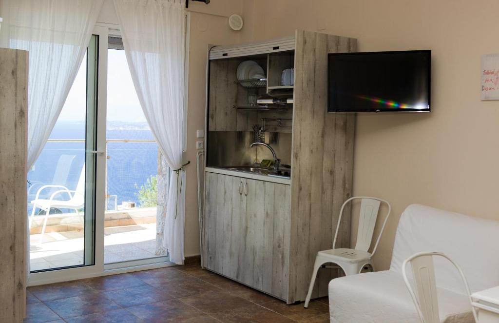 TV a/nebo společenská místnost v ubytování Axion Esti Apartments