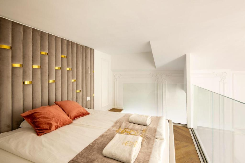 Posteľ alebo postele v izbe v ubytovaní JACUZZI ROYAL SUITE