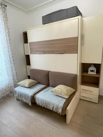 En eller flere senge i et værelse på Appartement Vincennes cozy