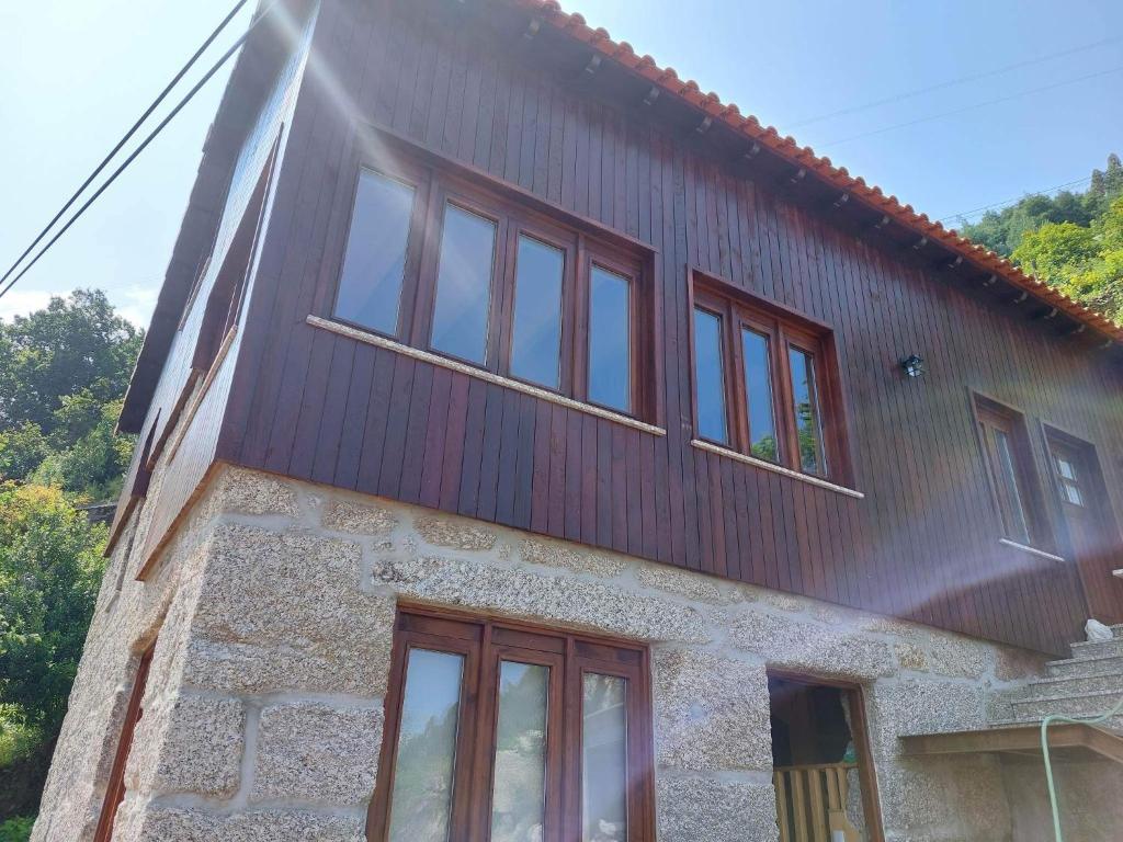 une maison avec des fenêtres latérales dans l'établissement Casa Pinhão de Sousa, à Vieira do Minho
