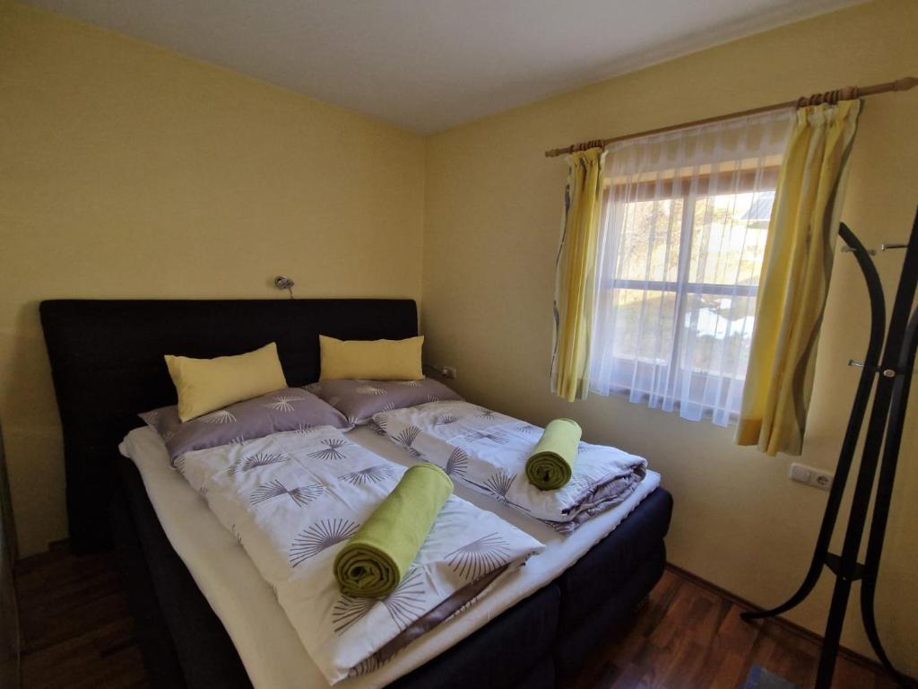 ein Bett mit zwei Kissen darauf in einem Schlafzimmer in der Unterkunft Apartment Eva in Sonnberg