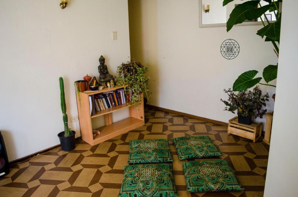 Chambre avec 2 tapis verts au sol dans l'établissement Habitación céntrica Valparadise, à Valparaíso