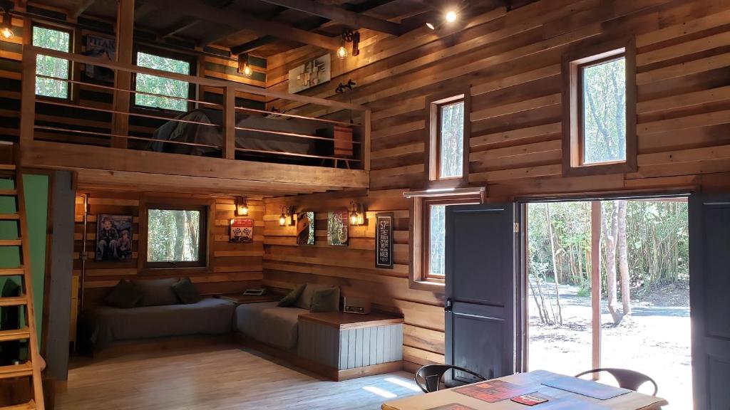 sala de estar con sofá y loft en Loft Vintage Bosques del Sur Puerto Varas, en Puerto Varas