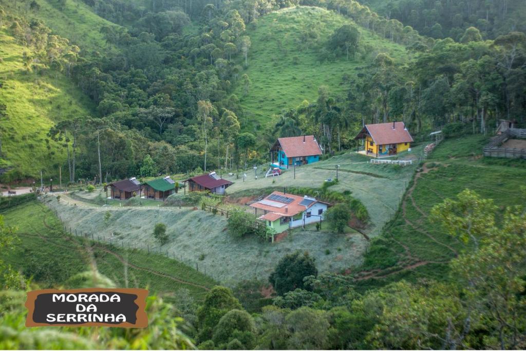 una vista aerea di un villaggio su una montagna di Morada da Serrinha a Santo Antônio do Pinhal