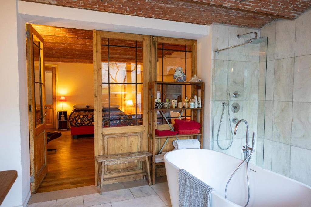 e bagno con vasca e doccia. di Heaven in Antwerp ad Anversa