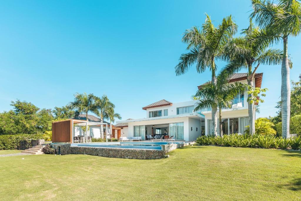 - une vue sur l'extérieur d'une maison avec une piscine dans l'établissement Luxurious and modern Villa with Pool at Yarari, à Punta Cana